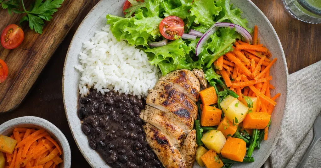 Prato equilibrado com diferentes grupos de alimentos